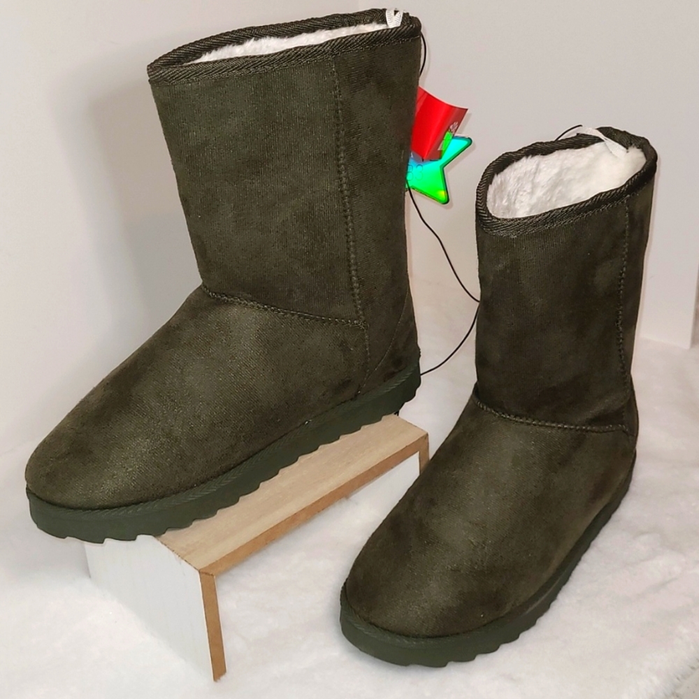 Women's Winter Fashion Design Olive Green Slip-On Boots Size 8. NWOT